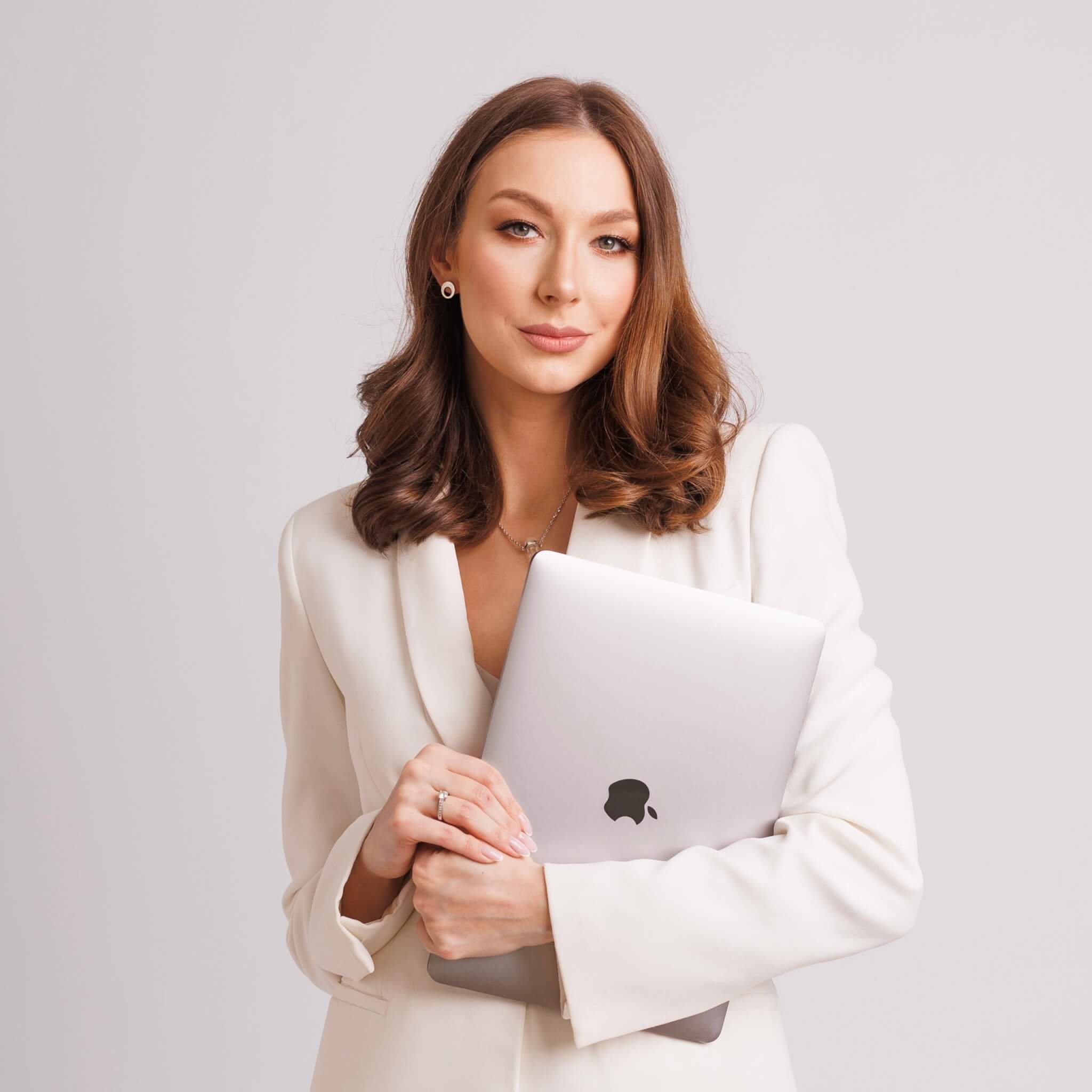 Strateżka i ekspertka w dziedzinie nowych technologii. Jako założycielka firmy doradczo-szkoleniowej w obszarze AI i strategii, łączy świat biznesu z technologiami, dostarczając innowacyjne rozwiązania dla wiodących marek.