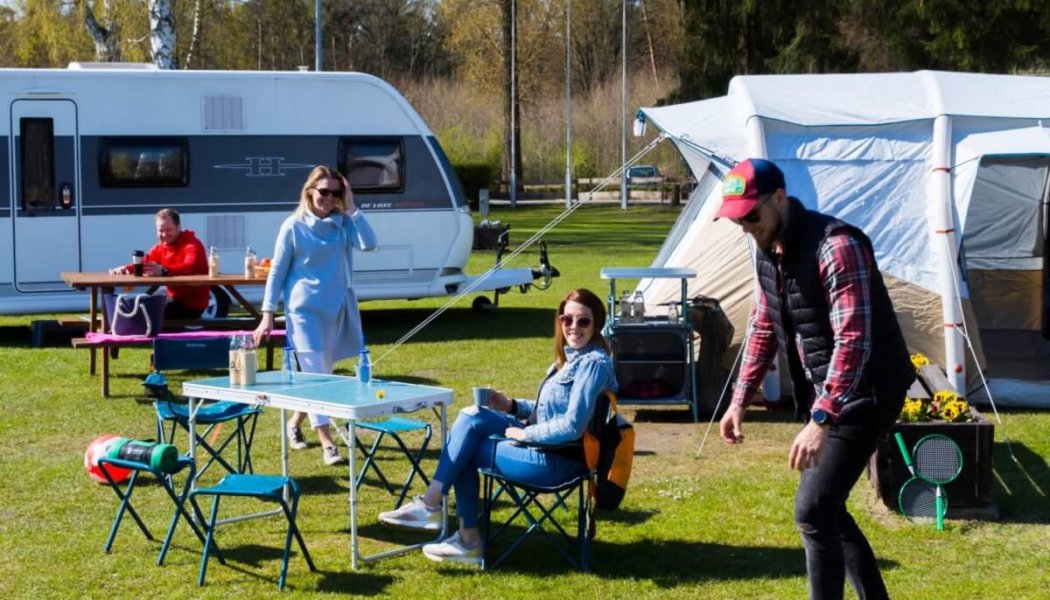 Kempingi i pola namiotowe na fali