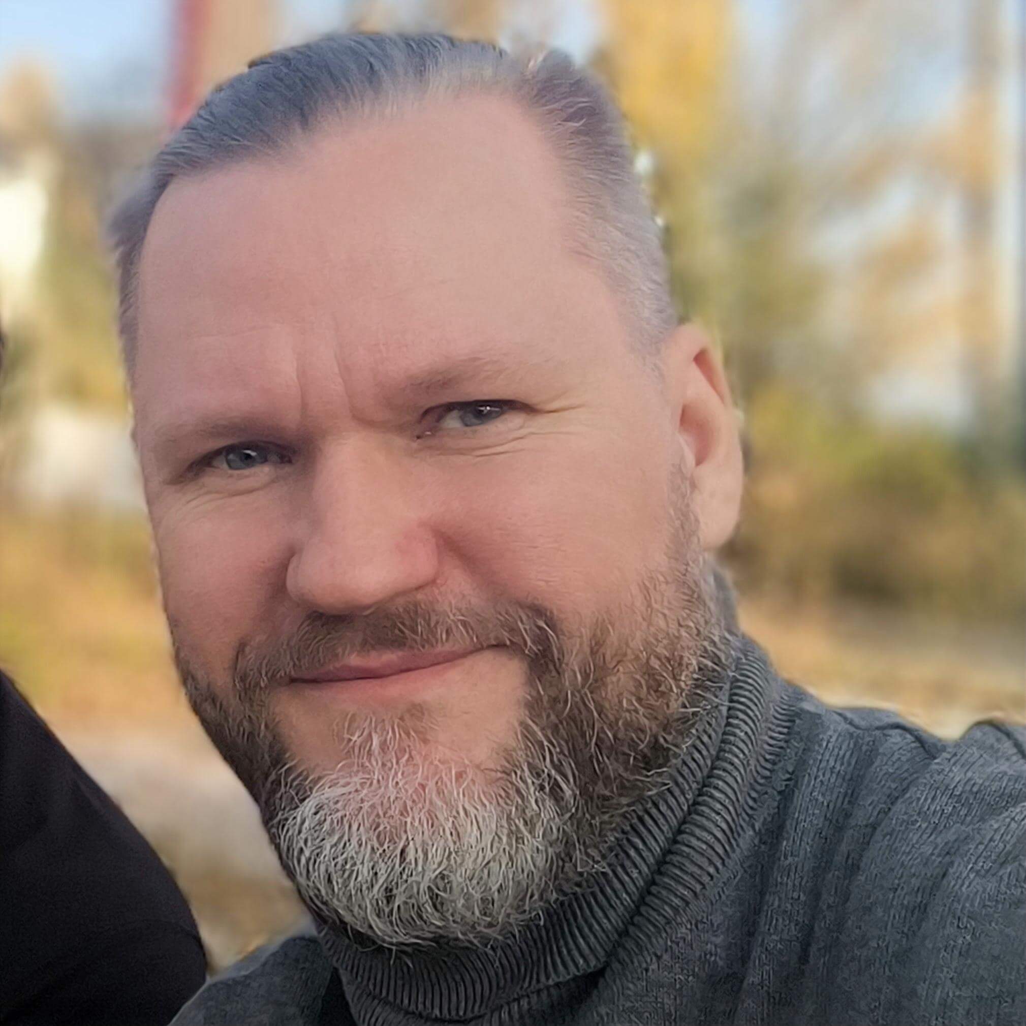 Posiada 13-letnie doświadczenie we wspieraniu organizacji w pracy z seniorami i osobami niepełnosprawnymi. Pomaga polubić i zrozumieć ludzi. Specjalizuje się w szkoleniach z zakresu umiejętności miękkich. Pasjonat Szkocji.