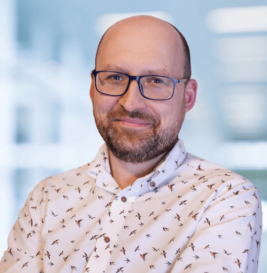Specjalista Revenue Management w SOHiS - dostawcy innowacyjnych rozwiązań technologicznych dla branży hotelarskiej. Łączy analitykę danych i strategię cenową, pomagając hotelom maksymalizować przychody.